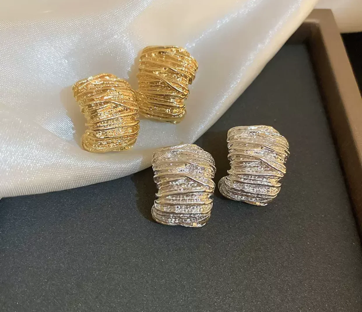 STRUKTURIERTE GLITZER-CREOLEN SET (2 PAARE)